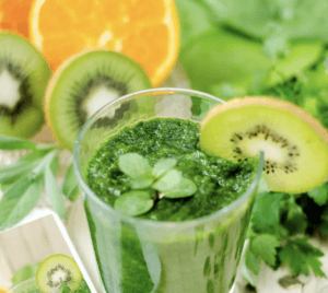 Picture of a glass with green juice and decorated with slices of kiwi